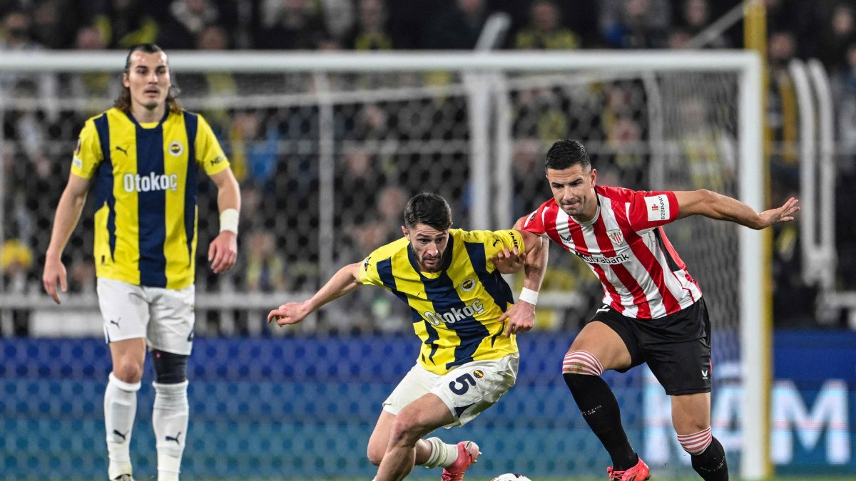 Fenerbahçe&#039;s Ismail Yüksek (C) fights for the ball with Athletic Bilbao&#039;s Inigo Ruiz de Galarreta (R) during the UEFA Europa League football match at the Şükrü Saraçoğlu Stadium, Istanbul, Türkiye, Dec. 11, 2024. (AFP Photo)