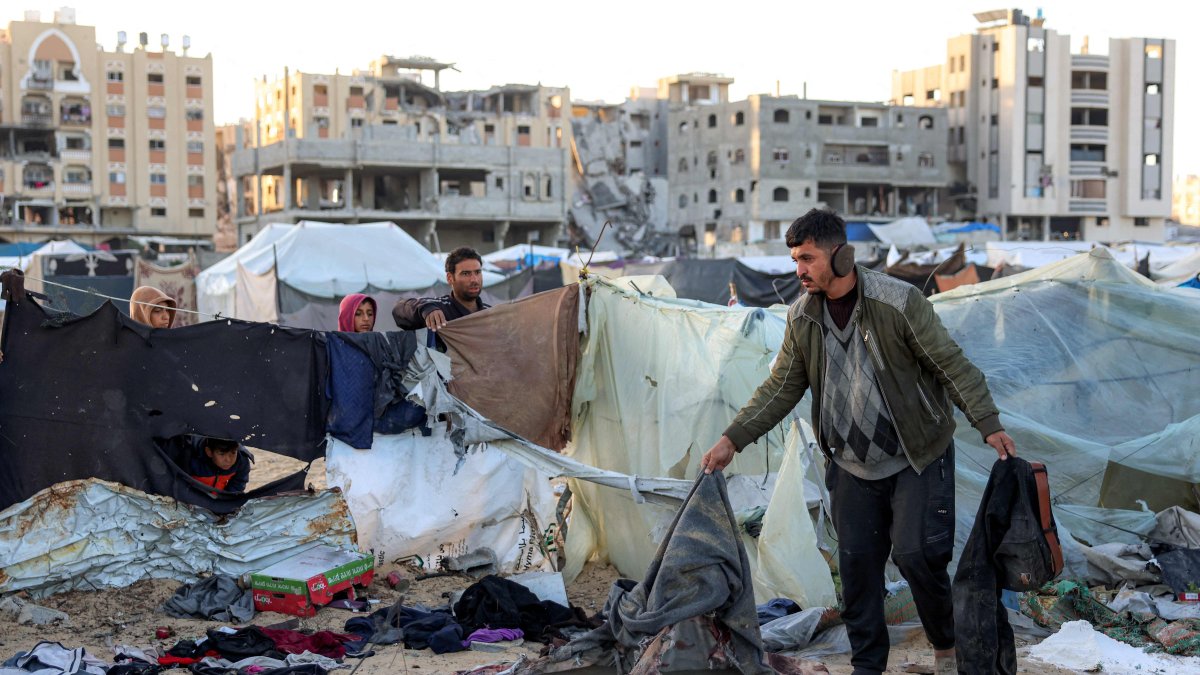 People inspect the site of reported Israeli bombardment on tents sheltering Palestinians displaced from Beit Lahia at a camp in Khan Younis in the southern Gaza Strip, Dec. 25, 2024. (AFP Photo)