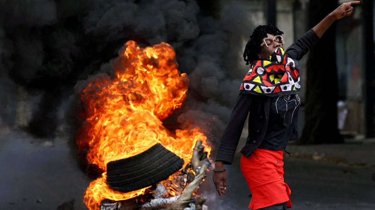 A protester reacts near a burning barricade during a &quot;national shutdown&quot; against the election outcome, at Luis Cabral township in Maputo, Mozambique, Nov. 7, 2024. (Reuters Photo)