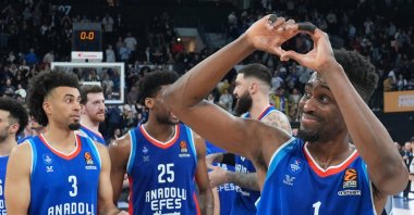 Anadolu Efes players applaud fans after the Turkish Airlines EuroLeague match against Partizan at the Sinan Erdem Dome, Istanbul, Türkiye, Dec. 20, 2024. (AA Photo)