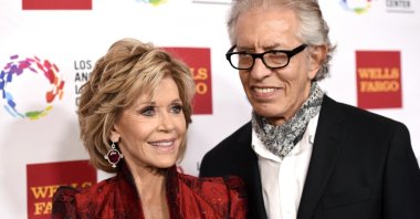 Jane Fonda (L) and Richard Perry pose together at the Hyatt Regency Century Plaza, Los Angeles, U.S., Nov. 7, 2015. (AP Photo)