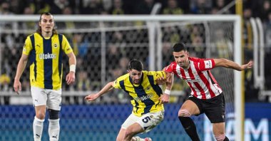 Fenerbahçe's Ismail Yüksek (C) fights for the ball with Athletic Bilbao's Inigo Ruiz de Galarreta (R) during the UEFA Europa League football match at the Şükrü Saraçoğlu Stadium, Istanbul, Türkiye, Dec. 11, 2024. (AFP Photo)