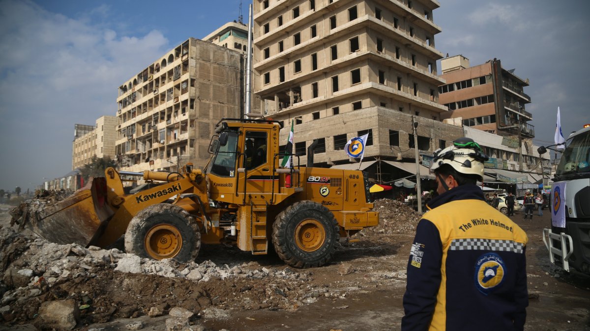 An excavator cleans debris from a damaged building as a part of a reparation campaign in Aleppo, Syria, Dec. 25, 2024. (EPA Photo)