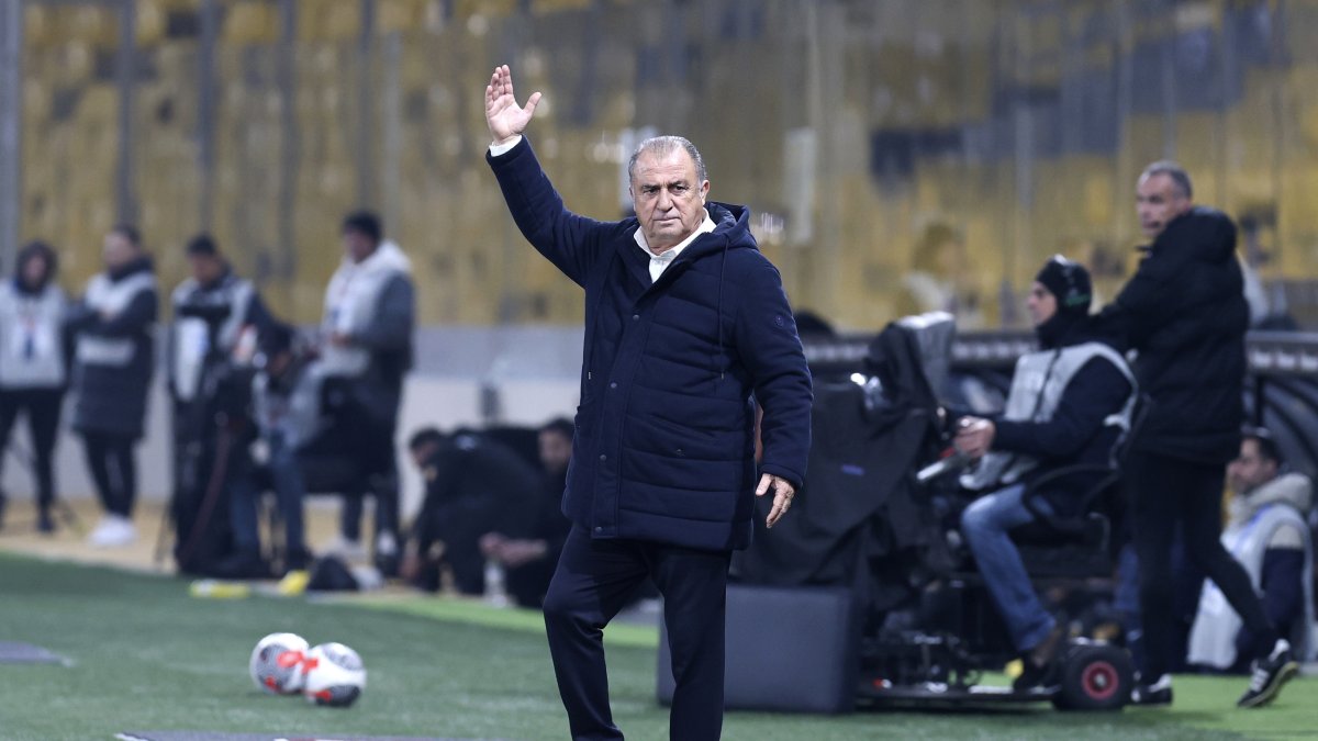 Fatih Terim instructs his players during a Greek Super League match between Panathinaikos and AEK Athens, at OPAP Arena stadium, Athens, Greece, Jan. 14, 2024. (AP Photo)