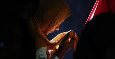 A Muslim woman prays for the victims of the Indian Ocean tsunami in 2004, in Banda Aceh, Aceh, Indonesia, Dec. 26, 2024. (Reuters Photo)