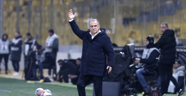 Fatih Terim instructs his players during a Greek Super League match between Panathinaikos and AEK Athens, at OPAP Arena stadium, Athens, Greece, Jan. 14, 2024. (AP Photo)