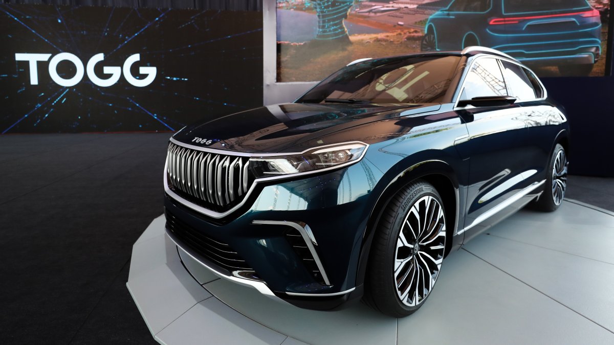 T10Xs, fully electric SUV models of Türkiye&#039;s first domestic car brand, Togg, on display in Bursa, northwestern Türkiye, July 17, 2020. (AA Photo)