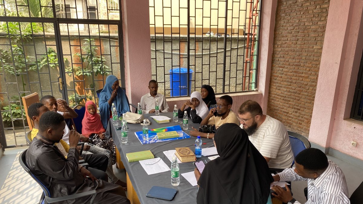 An IHH team develops a sign language dictionary for hearing-impaired individuals, Bujumbura, Burundi, Dec. 27, 2024. (DHA Photo)