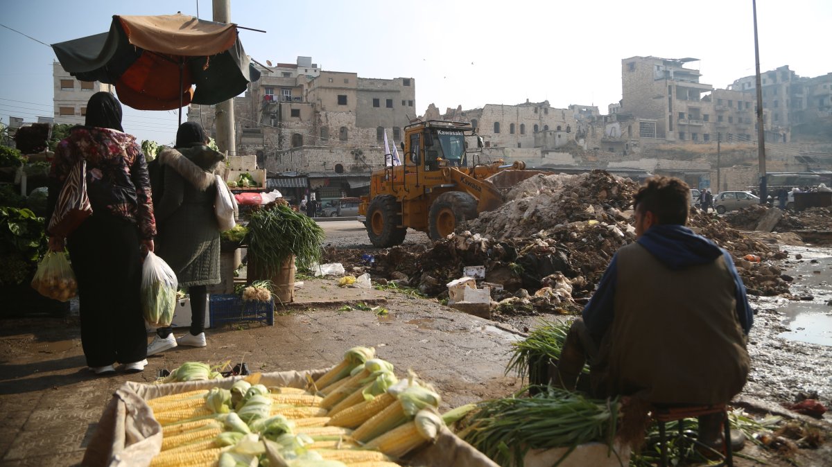 An excavator cleans debris from a damaged building as a part of a reparation campaign in Aleppo, Syria, Dec. 25, 2024. (EPA Photo)