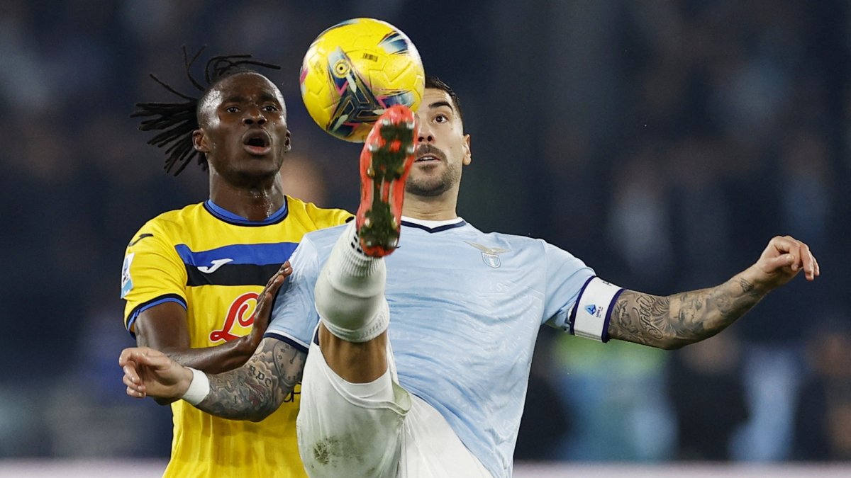 Lazio&#039;s Mattia Zaccagni (R) in action with Atalanta&#039;s Odilon Kossounou in a Serie A match, in Rome, Italy, Dec. 28, 2024. (Reuters Photo)