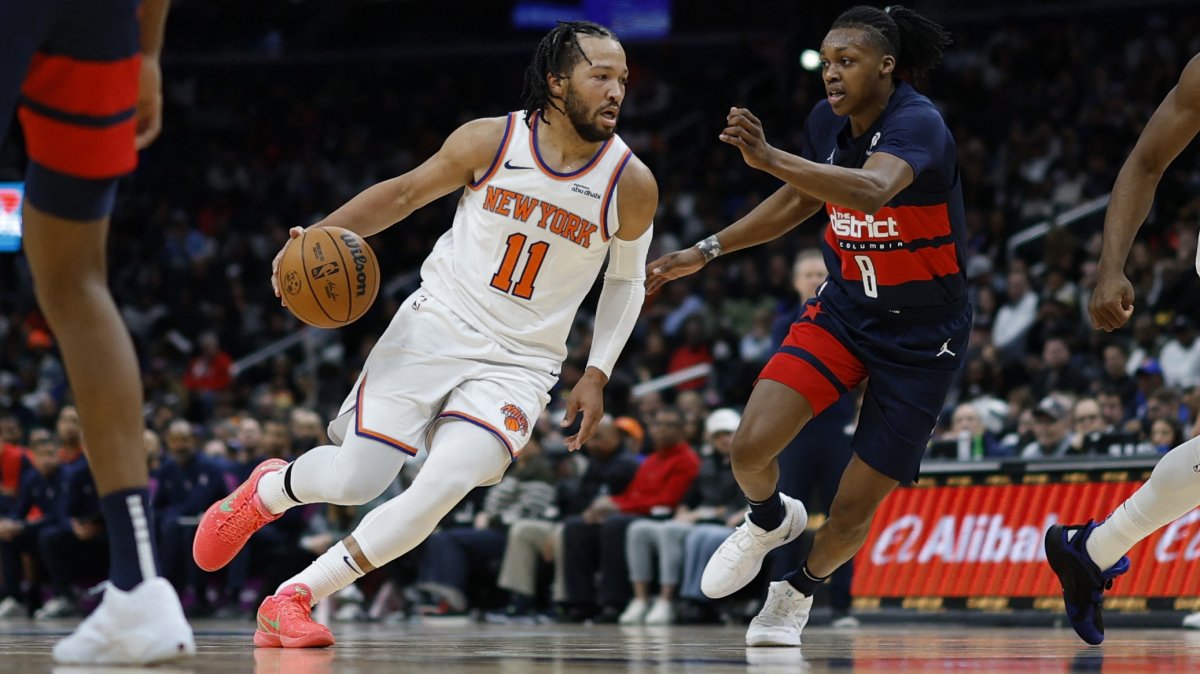 Knicks guard Jalen Brunson (L) drives to the basket as Wizards guard Bub Carrington defends in an NBA game, Washington, D.C., U.S., Dec 28, 2024. (Reuters Photo) 