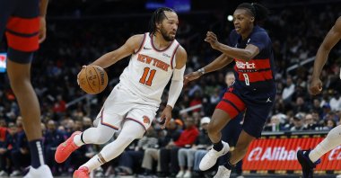 Knicks guard Jalen Brunson (L) drives to the basket as Wizards guard Bub Carrington defends in an NBA game, Washington, D.C., U.S., Dec 28, 2024. (Reuters Photo) 
