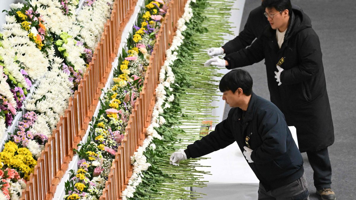 Mourners pay their respects at a memorial altar for victims of the Jeju Air plane crash, at Muan Sports Park in Muan, South Korea, Dec. 30, 2024. (AFP Photo)