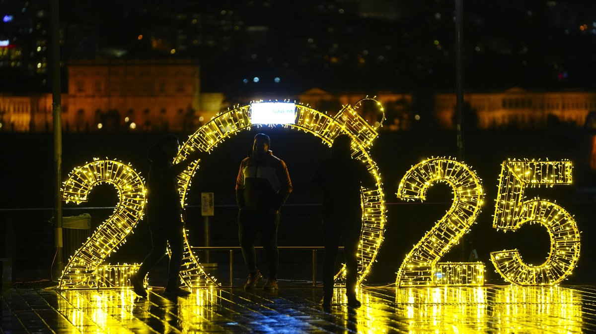 A group of friends take pictures at the 2025 New Year&#039;s decorations by the Bosporus, Istanbul, Türkiye, Dec. 29, 2024. (AA Photo)