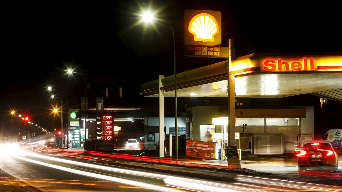 A BP and a Shell oil and gas station are pictured in Hall, Tirol, Austria, Feb. 2, 2016. (Reuters Photo)