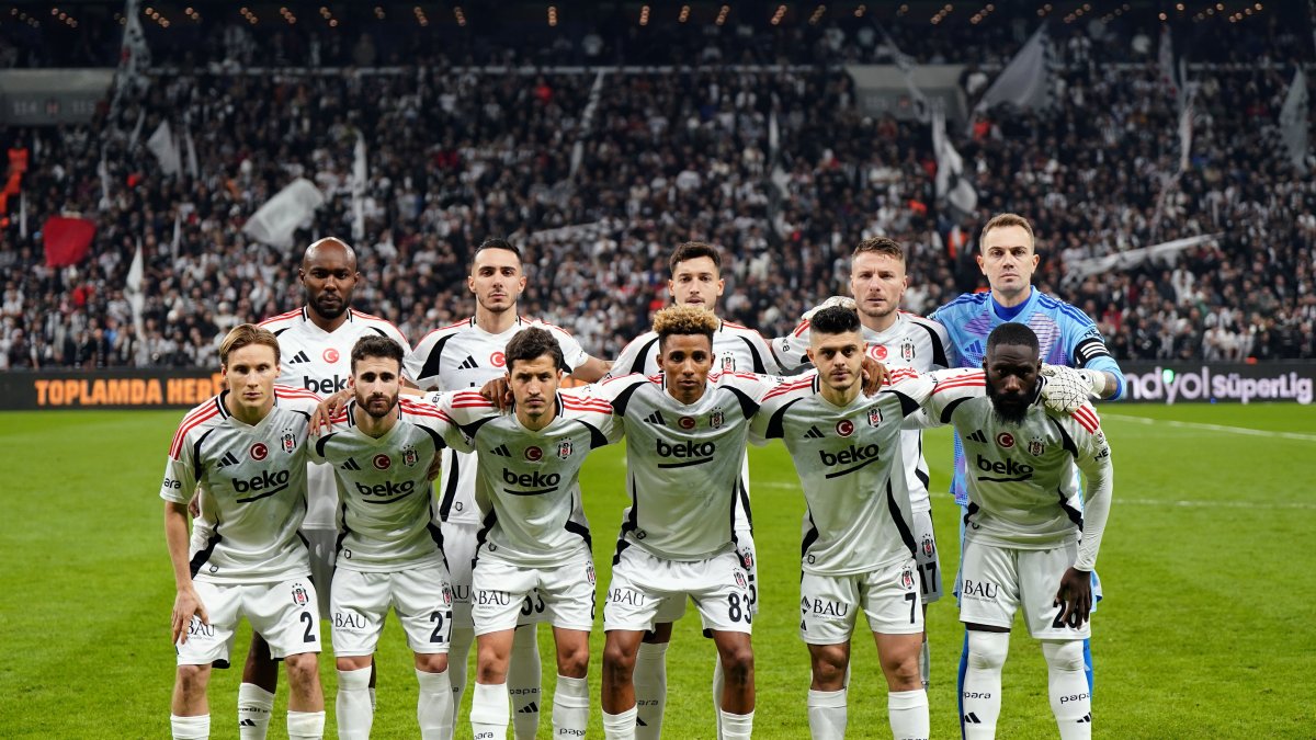 Beşiktaş players pose for a prematch photo before the Süper Lig match against Fenerbahçe, Istanbul, Türkiye, Dec. 7, 2024. (IHA Photo)