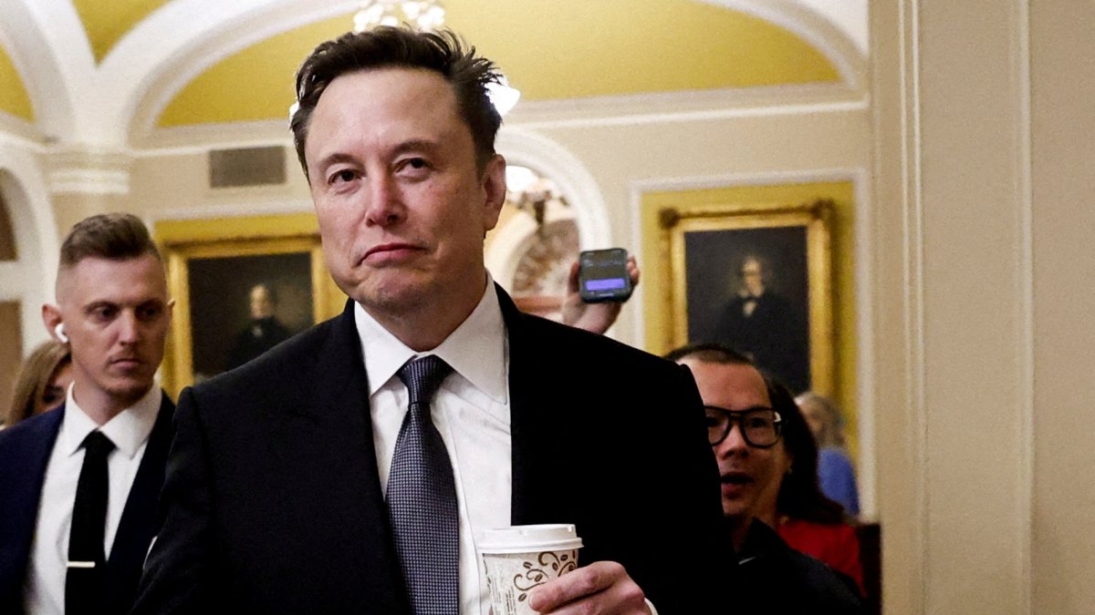 Elon Musk walks on Capitol Hill on the day of a meeting with Senate Republican Leader-elect John Thune (R-SD), in Washington, U.S. Dec. 5, 2024. (Reuters File Photo)