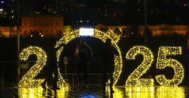 A group of friends take pictures at the 2025 New Year&#039;s decorations by the Bosporus, Istanbul, Türkiye, Dec. 29, 2024. (AA Photo)