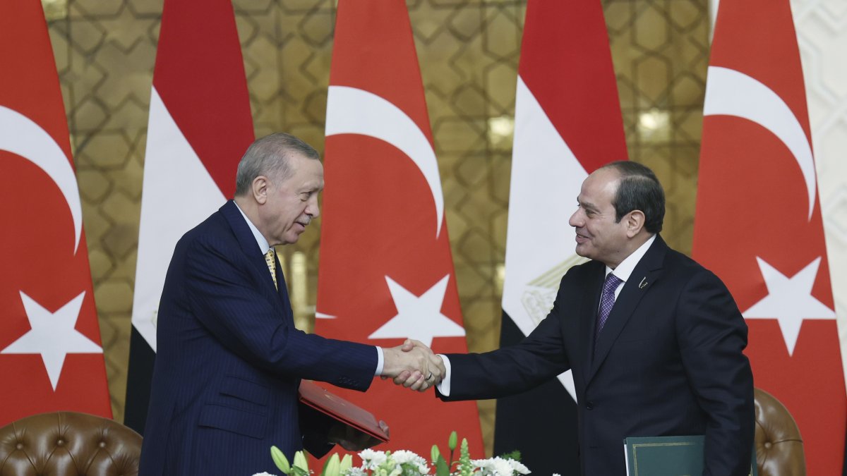 President Recep Tayyip Erdoğan shakes hands with Egyptian President Abdel Fattah el-Sissi (R) during their meeting in Cairo, Egypt, Feb. 14, 2024. (AP Photo)