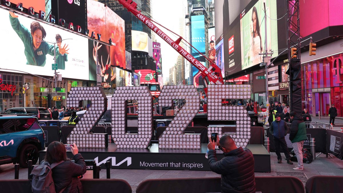 People take photos with the 2025 New Year’s Eve sign in Times Square, New York City, U.S., Dec. 18, 2024. (AFP Photo)