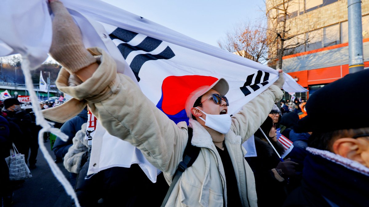 Demonstrators opposing the court&#039;s approval of an arrest warrant for impeached South Korean President Yoon Suk Yeol protest outside his official residence, Seoul, South Korea, Dec. 31, 2024. (Reuters Photo)