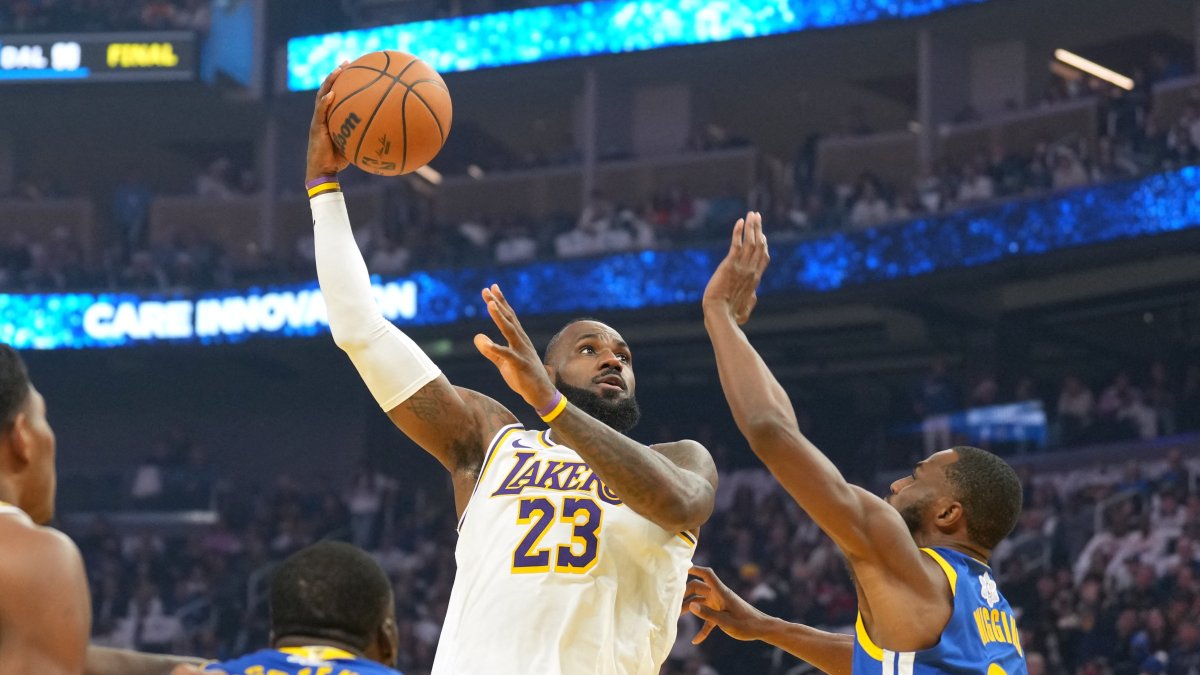 Los Angeles Lakers&#039;s LeBron James shoots against the Golden State Warriors during the first quarter at Chase Center, San Francisco, California, U.S., Dec. 25, 2024. (Reuters Photo)