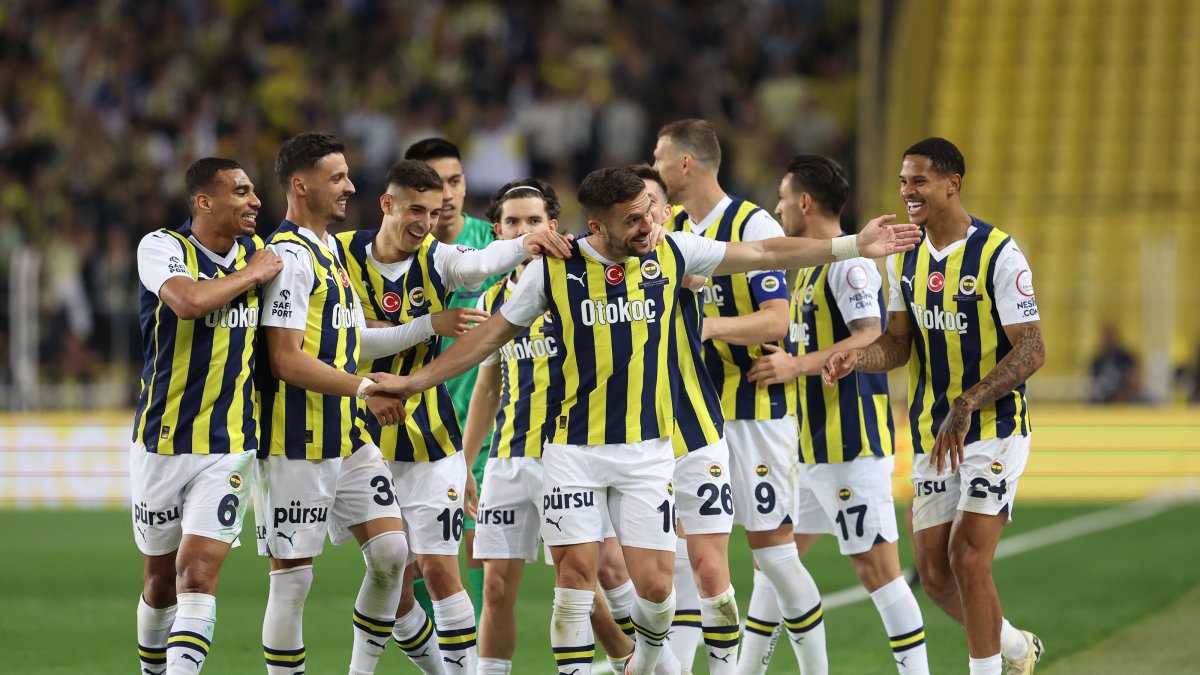 Fenerbahçe players celebrate following Dusan Tadic&#039;s goal during a Süper Lig match against Sivasspor, Istanbul, Türkiye, Nov. 10, 2024. (IHA Photo)