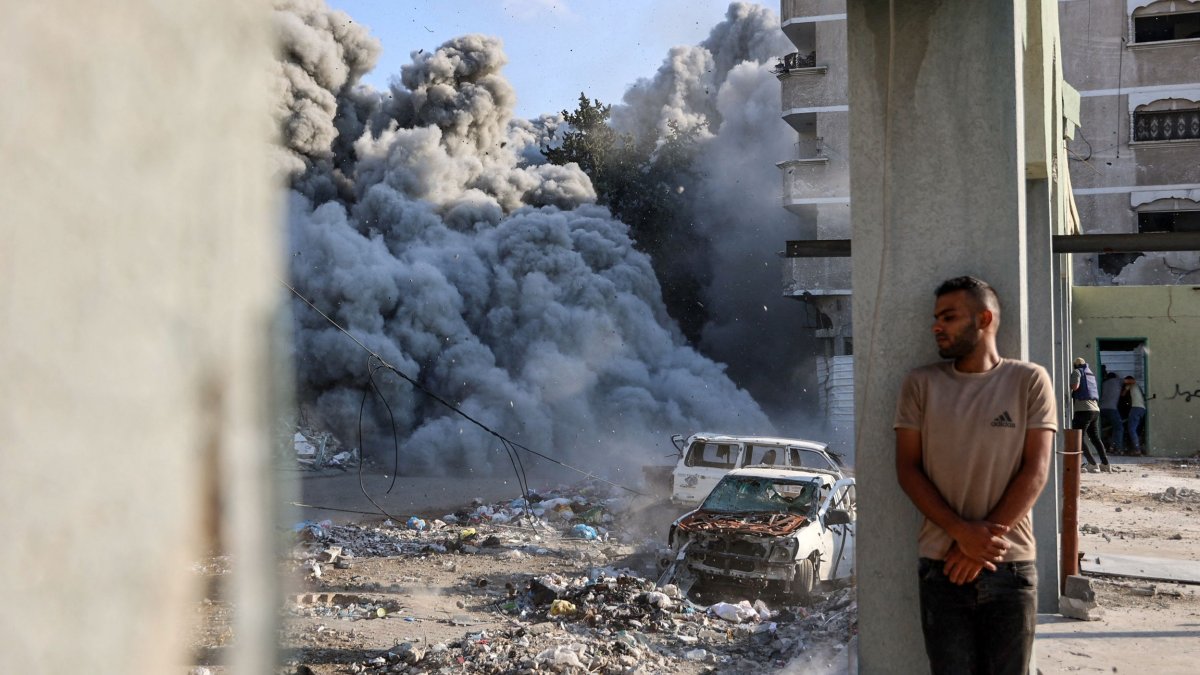 A man takes cover behind a column as an explosion during an Israeli strike in the Zeitoun district, Gaza City, Sept. 1, 2024. (AFP Photo)