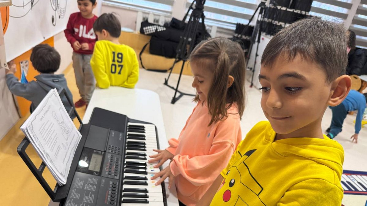 Children play the piano as part of the preschool music education program, Istanbul, Türkiye, Dec. 30, 2024. (AA Photo)