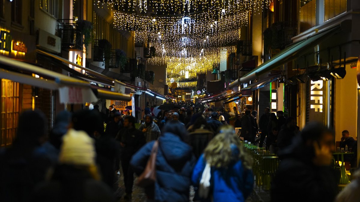 People walk in the Üsküdar district of Istanbul ahead of the New Year celebrations in Istanbul, Türkiye, Dec. 29, 2024. (AA Photo)