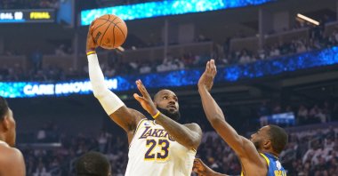 Los Angeles Lakers's LeBron James shoots against the Golden State Warriors during the first quarter at Chase Center, San Francisco, California, U.S., Dec. 25, 2024. (Reuters Photo)