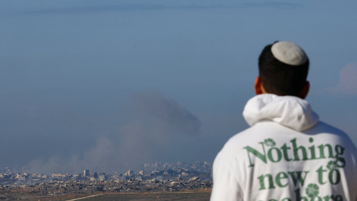 An Israeli person looks in the direction of Israeli military strikes in Gaza, Palestine, Jan. 1, 2025. (Reuters Photo)