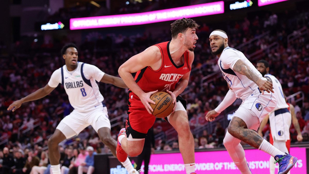 Houston Rockets&#039; Alperen Sengun (C) drives against Dallas Mavericks&#039; Daniel Gafford (R) during the second half at Toyota Center, Houston, Texas, U.S., Jan. 1, 2025. (AFP Photo)