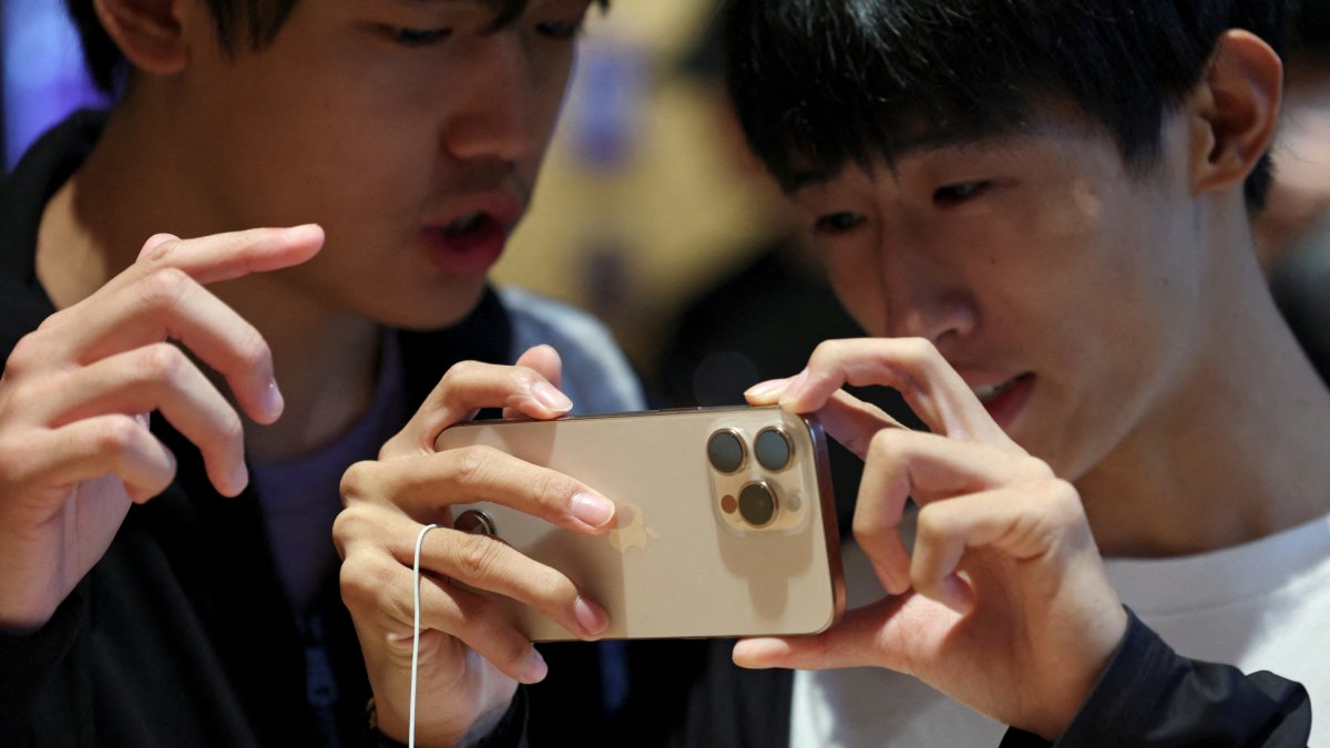 People check an iPhone 16 Pro as the new iPhone 16 series smartphones go on sale at an Apple store in Beijing, China, Sept. 20, 2024. (Reuters Photo)