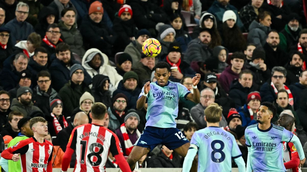 Arsenal&#039;s Jurrien Timber (C) heads the ball during the English Premier League football match between Brentford and Arsenal at the Gtech Community Stadium, London, U.K., Jan. 1, 2025. (AFP Photo)