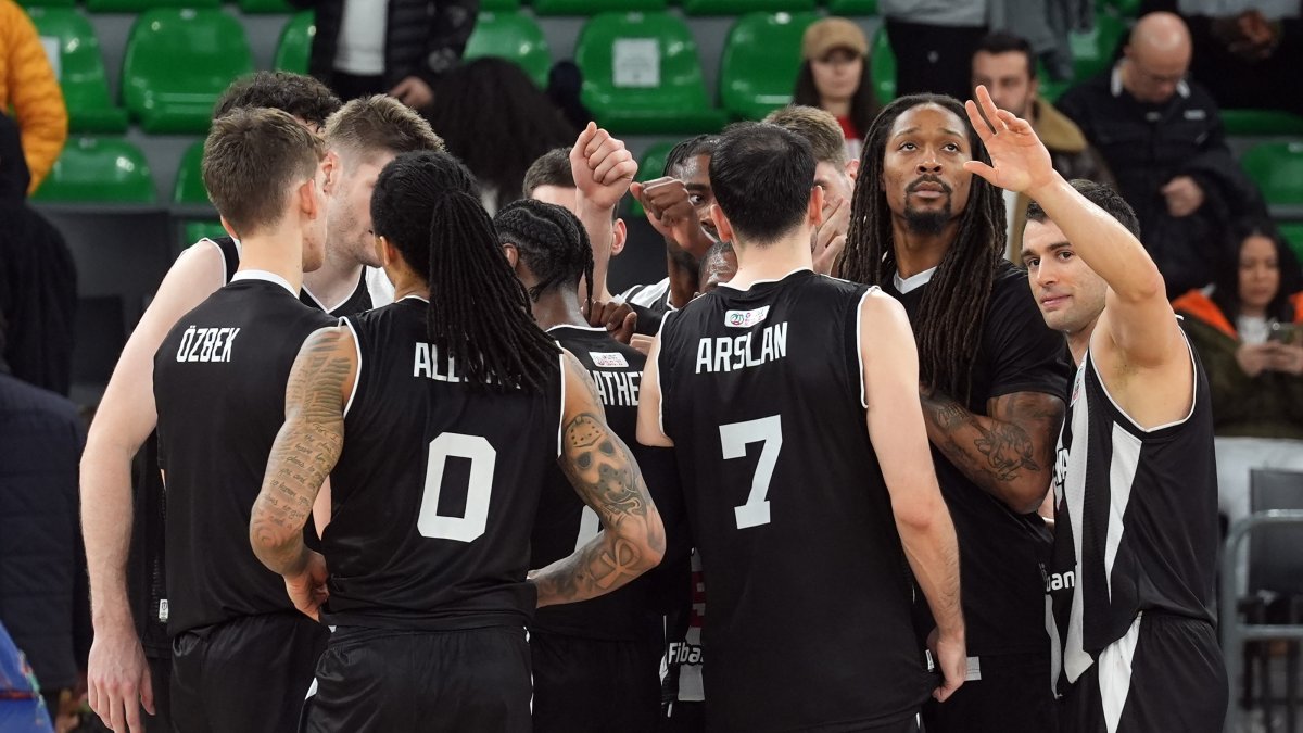 Beşiktaş players in action during the Türkiye Sigorta Basketball Süper Lig match against Darüşşafaka Lassa, Darüşşafaka Ayhan Şahenk Sports Hall, Istanbul, Türkiye, Dec. 15, 2024. (AA Photo)