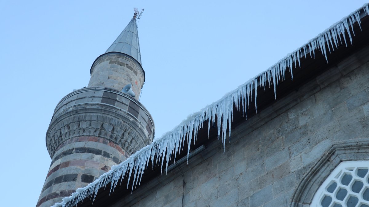 Icicles form on the roof of Lalapaşa Mosque amid freezing temperatures, Erzurum, Türkiye, Jan. 2, 2024. (AA Photo)