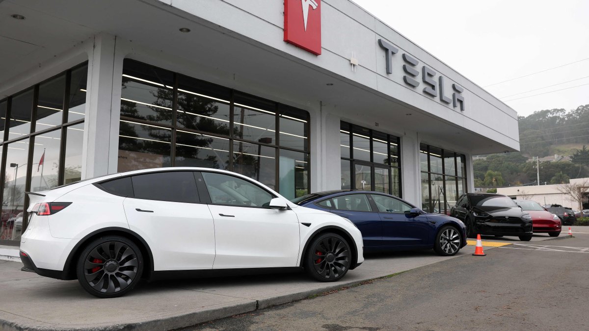 Tesla models Y and 3 are displayed at a Tesla dealership in Corte Madera, California, U.S., Dec. 20, 2024. (AFP Photo)