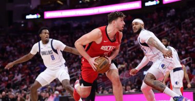 Houston Rockets' Alperen Sengun (C) drives against Dallas Mavericks' Daniel Gafford (R) during the second half at Toyota Center, Houston, Texas, U.S., Jan. 1, 2025. (AFP Photo)