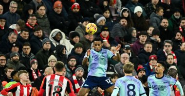 Arsenal&#039;s Jurrien Timber (C) heads the ball during the English Premier League football match between Brentford and Arsenal at the Gtech Community Stadium, London, U.K., Jan. 1, 2025. (AFP Photo)