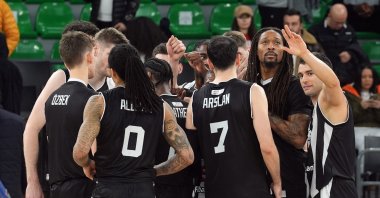 Beşiktaş players in action during the Türkiye Sigorta Basketball Süper Lig match against Darüşşafaka Lassa, Darüşşafaka Ayhan Şahenk Sports Hall, Istanbul, Türkiye, Dec. 15, 2024. (AA Photo)