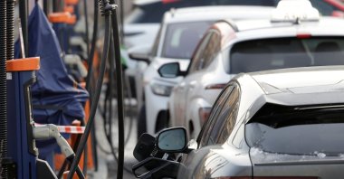 Electric cars charge at a station, Oslo, Norway, Dec. 11, 2024. (Reuters Photo)