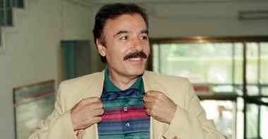 Ferdi Tayfur speaks to reporters at Istanbul Courthouse, June 3, 1998. (AA File Photo)