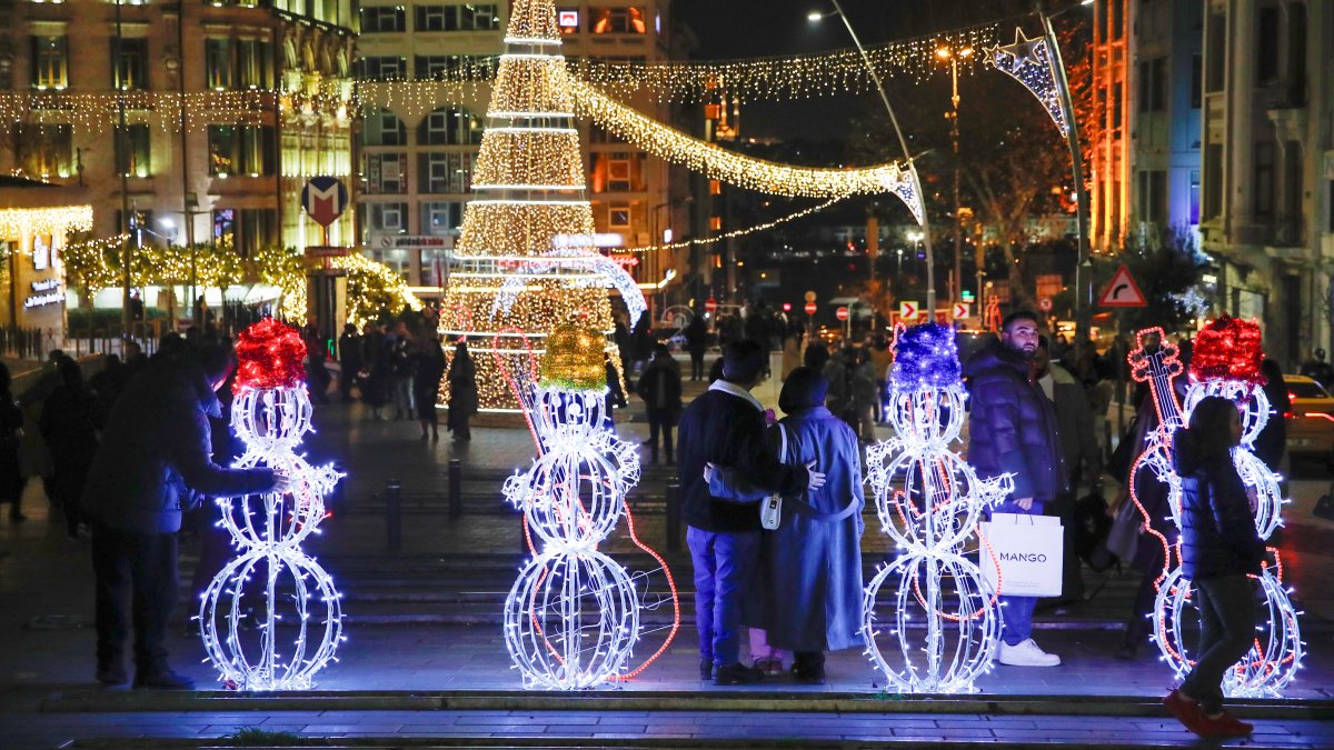 People stroll at the illuminated Şişhane Square on New Year&#039;s Eve, central Istanbul, Türkiye, Dec. 31, 2024. (Reuters Photo)