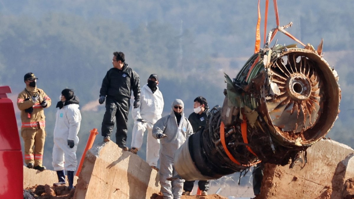 Teams salvage an engine of the Jeju Air Boeing 737-800 aircraft which crashed and burst into flames at Muan International Airport, Muan, South Korea, Jan. 3, 2025. (AFP Photo)