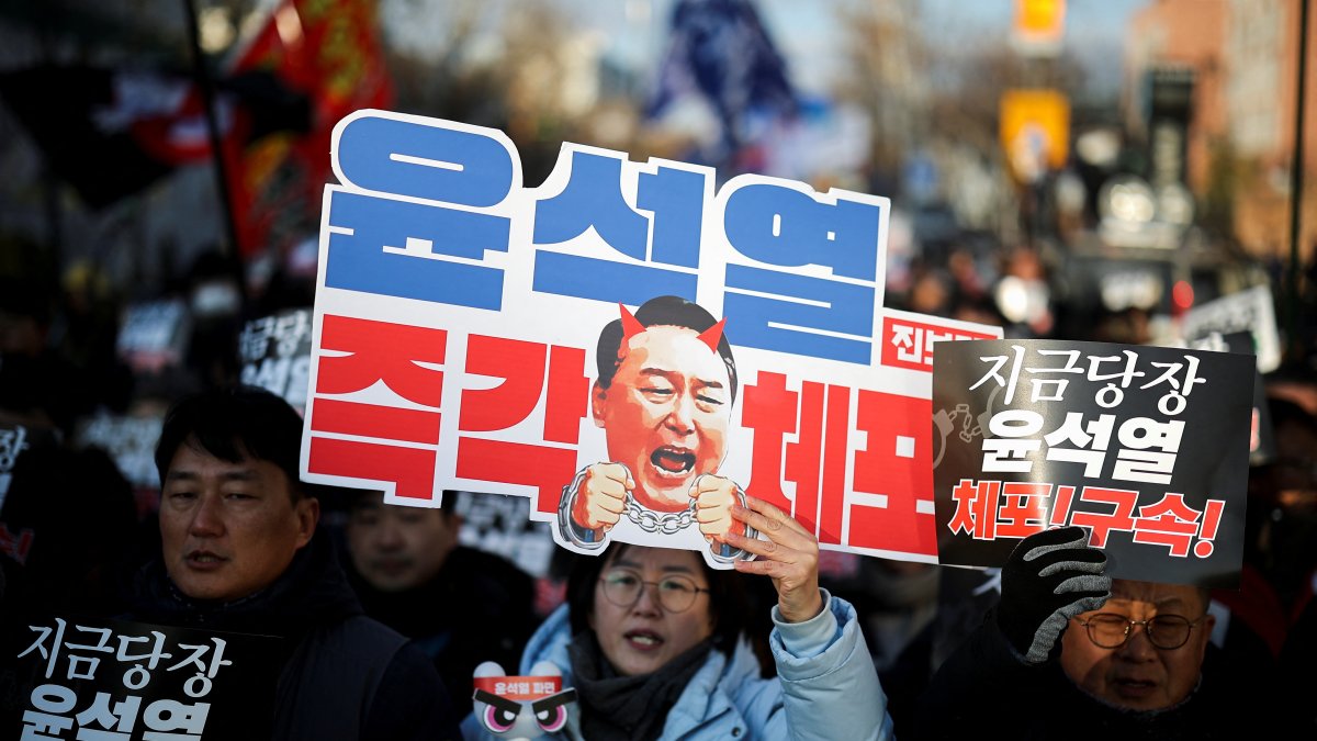 Protesters hold signs that read, "Arrest Yoon Suk Yeol immediately," during a rally against the impeached South Korean President Yoon Suk Yeol near his official residence, Seoul, South Korea, Jan. 3, 2025. (Reuters Photo)