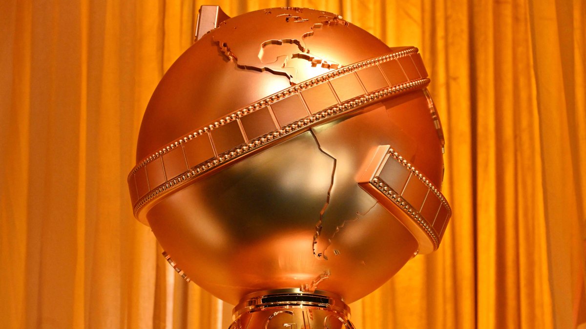 A Golden Globes statue is seen in the ballroom during preparations for the 82nd Annual Golden Globe Awards at the Beverly Hilton hotel in Beverly Hills, California, U.S., Jan. 2, 2025. (AFP Photo)