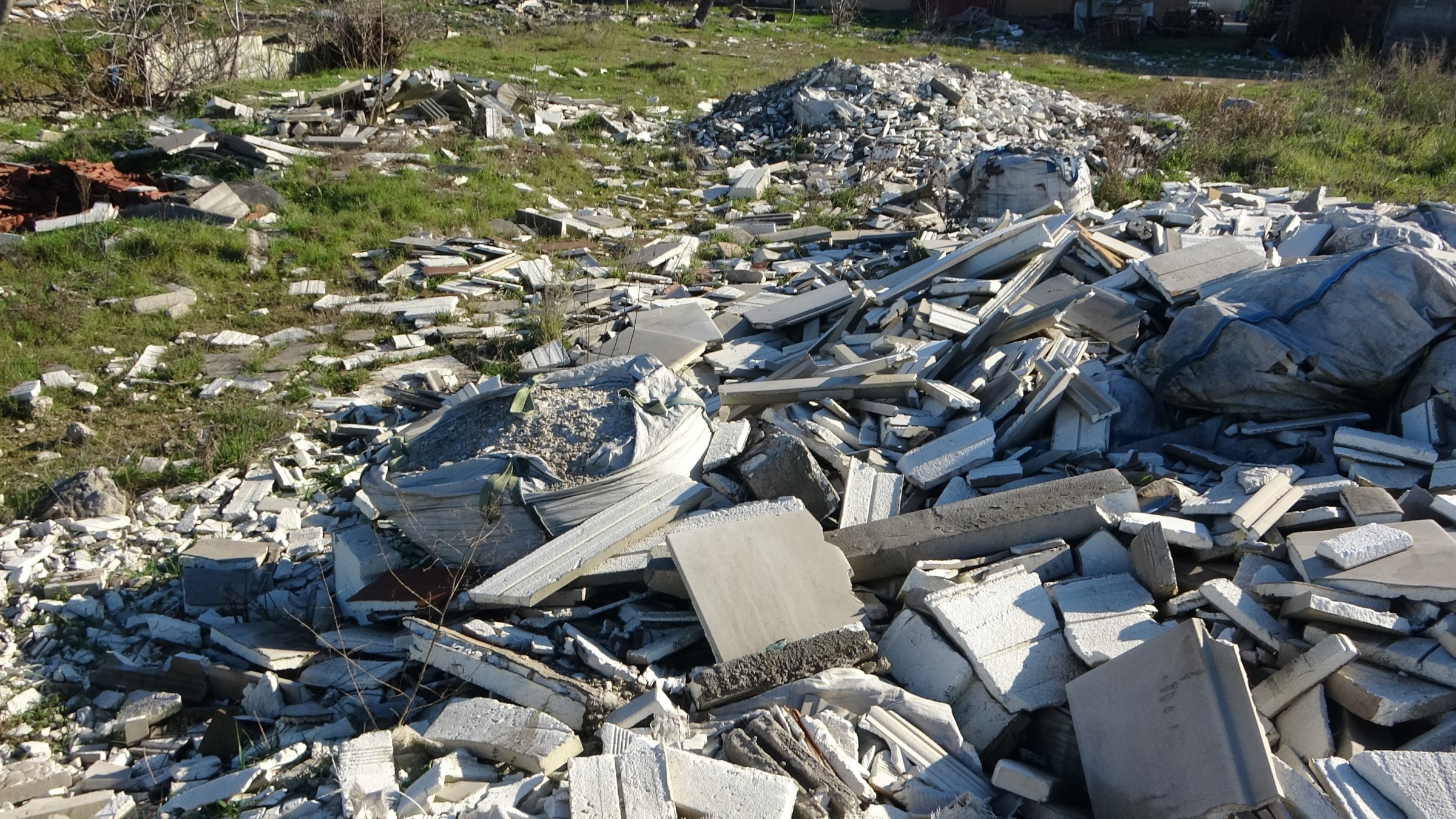 Construction debris piles in Tuzla neighborhood pose health risks to residents, Istanbul, Türkiye, Jan. 3, 2025. (IHA Photo) 