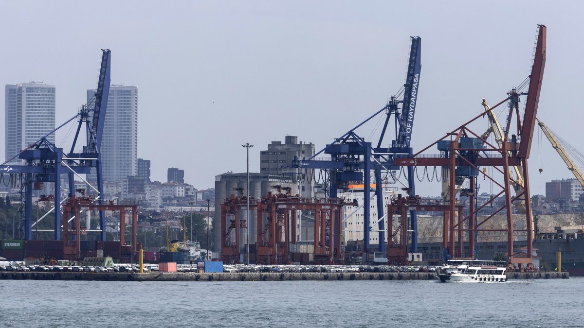 Cranes at the Haydarpaşa port on the Bosporus, Istanbul, Türkiye, May 3, 2024. (EPA Photo)