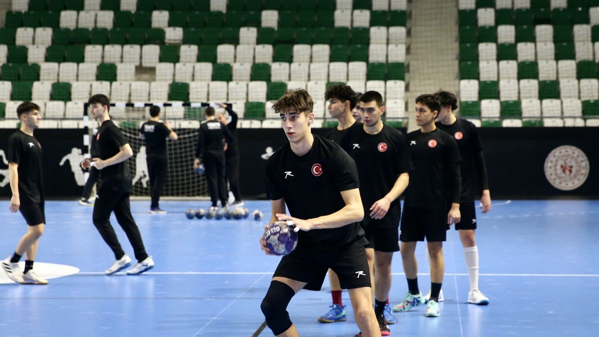 Türkiye&#039;s under-18 handball national team players train for the Mediterranean Confederation Cup, Giresun, Türkiye, Jan. 3, 2025. (AA Photo)